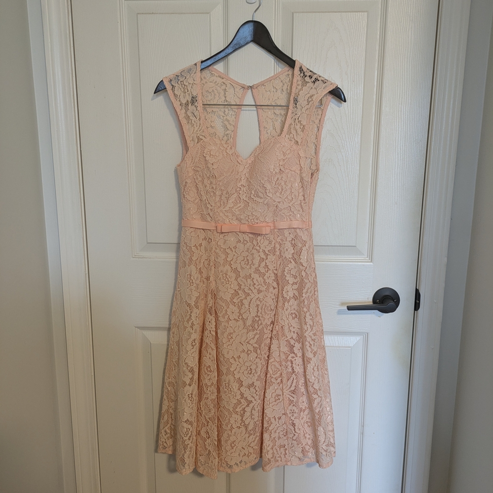 Elegant Lace Sleeveless Dress in Peach